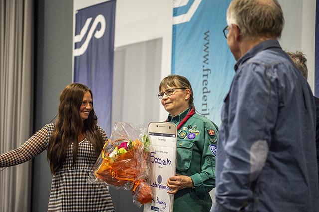 En glad vinder af Lederprisen, Dorthe Skaaning, modtager publikums hyldest. Foto: Kenneth Jensen.