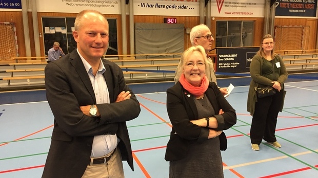 Formanden for valgbestyrelsen, borgmester Tina Tving Stauning (A) og kommunaldirektør Torben Kjærgaard var mødt frem i Frederikssundhallen for at overvære valgets begyndelse. Foto: Frederikssund Kommune.