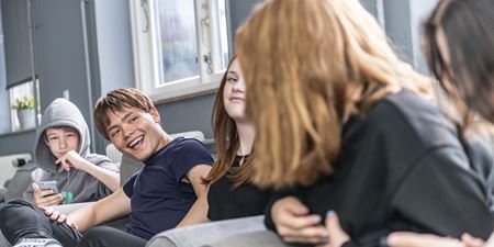 Unge sidder og taler sammen. Foto: Kenneth Jensen, Frederikssund Kommune.
