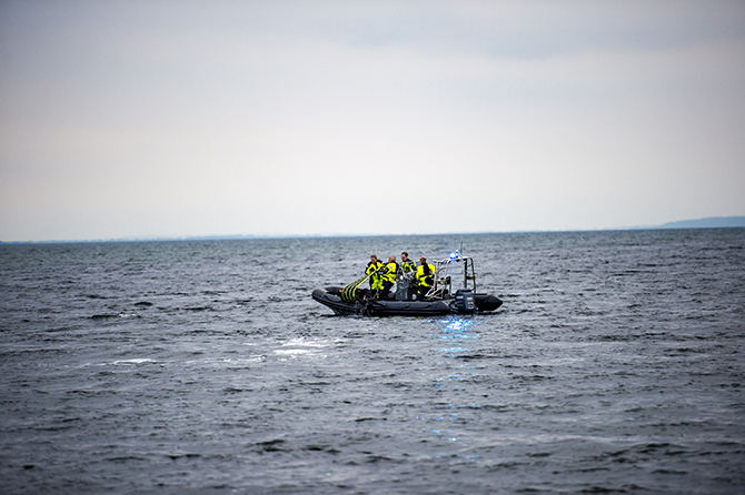 Beredskabet reder den forulykkede passager op af vandet. Foto. Kenneth Jensen, Frederikssund Kommune.