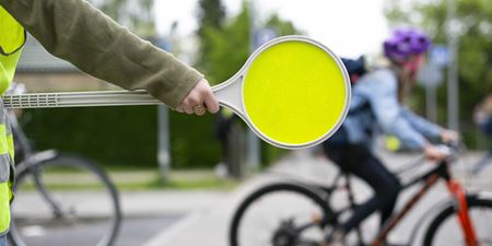 Skolepatrulje dirigerer trafikken. Foto: Rådet for Sikker Trafik.