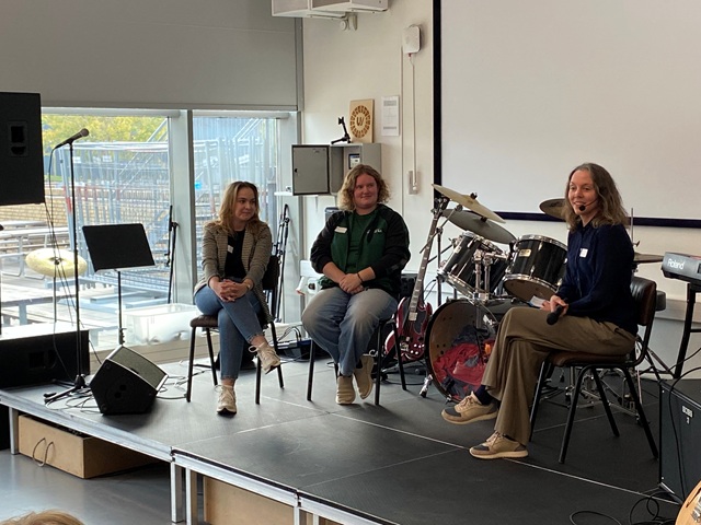 Elvira og Petra blev interviewet på scenen. Foto: Frederikssund Kommune