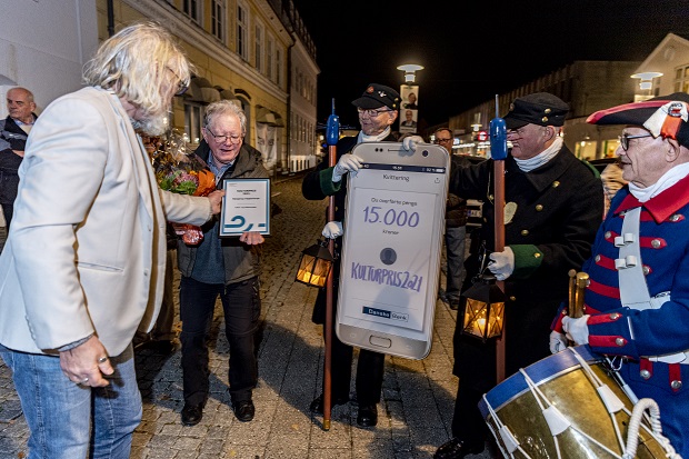 Udvalgsformand overrækker diplom og check til Slangerup Vægterkorps. Foto: Frederikssund Kommune, Kenneth Jensen.