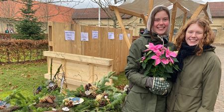 To piger på julemarked Højagergaard 2025.