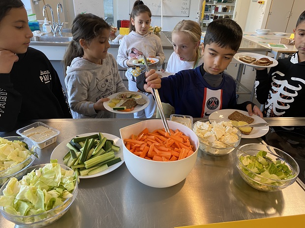 Elever fra 2. klasse vælger gnavegrønt. Foto: Frederikssund Kommune.