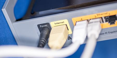 Internet router med netkabler. Foto: Kenneth Jensen, Frederikssund Kommune.