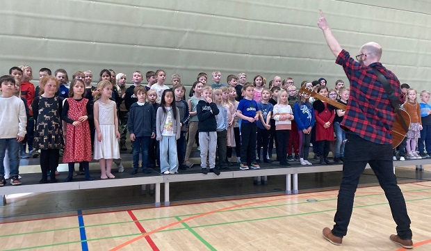 Elever står på en scene og synger koncert. Foto: Ådalens Skole.