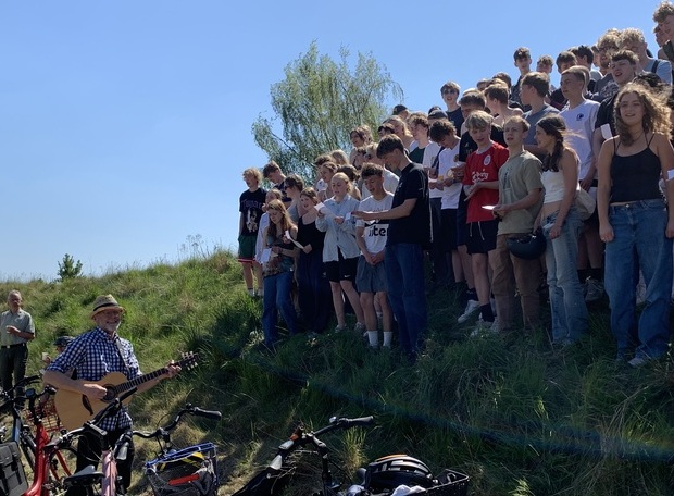 Alle de mange fremmødte blev budt på kaffe, sodavand, frugt og wienerbrød samt sang fra eleverne på Baunehøj Efterskole. Foto: Frederikssund Kommune, Charlotte Lundgreen Moreton.