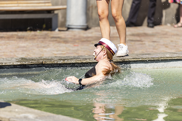 Student i springvandet på Torvet. Foto: Kenneth Jensen, Frederikssund Kommune. Student i springvandet på Torvet. Foto: Kenneth Jensen, Frederikssund Kommune.