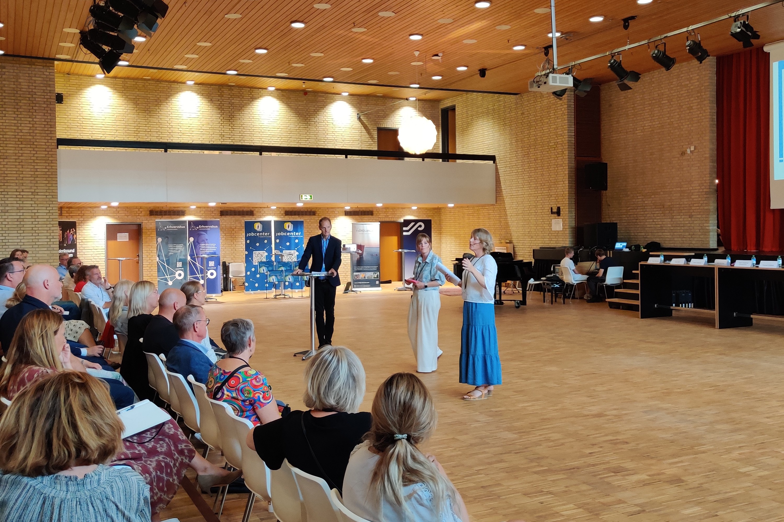 Oplæg fra Campus Frederikssund. Fra venstre: Moderator Niels Lunde, konstitueret rektor på Frederikssund Gymnasium Anne Vedersø og rektor på U/NORD Heidi Post Dam. Foto: Frederikssund Kommune
