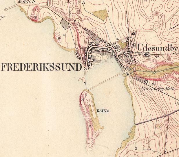 Historiske kort viser hvordan Frederikssund by har udviklet sig. Fastlandet og Kalvøen blev forbundet ved indvundet land, og åen måtte ledes syd om byen. 