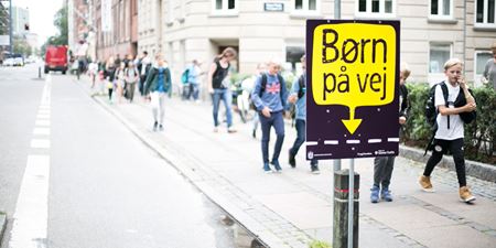 Børn på vej og skolebørn på fortorv.jpg