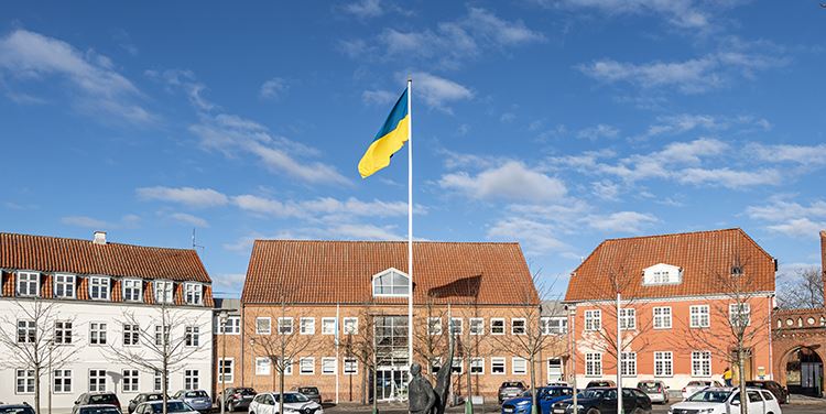 Ukrainsk flag vajer foran Rådhuset. Foto: Kenneth Jensen, Frederikssund Kommune.