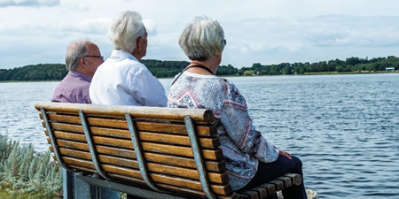 Tre seniorer sidder på en bænk og kigger ud over fjorden. Foto: Frederikssund Kommune, Kenneth Jensen.