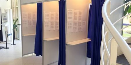 Tre stemmebokse i Borgercenteret er klar til at modtage vælgere, der ønsker at brevstemme. Foto: Frederikssund Kommune.