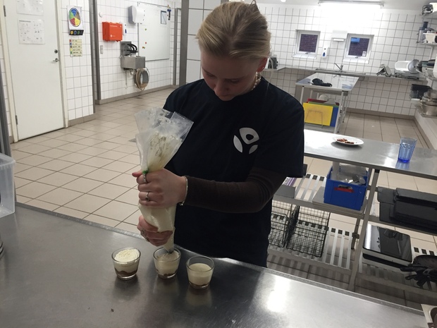 En af skolens køkkenelever forbereder lækre desserter. Foto: Frederikssund Kommune.