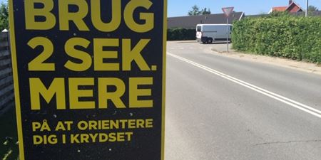 Kampagnen kan ses på plakater ved kryds men også på cykelstierne. Foto: Frederikssund Kommune.