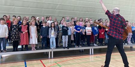 Elever står på scene og synger. Foto: Ådalens Skole.